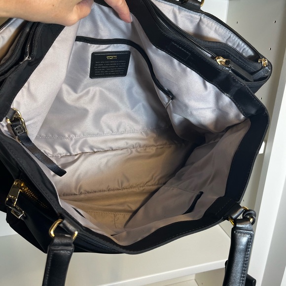 Tumi women’s computer-travel bag. Magnetic closures many organizing pockets. - Picture 5 of 9